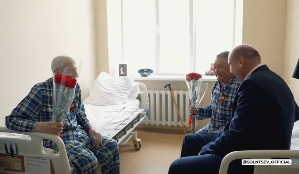 Евгений Солнцев навестил тружеников тыла и бойцов спецоперации в военном госпитале