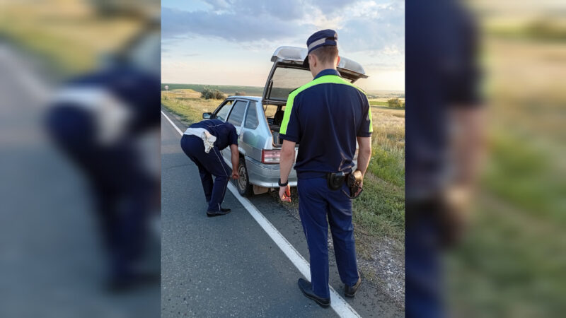 Сотрудники Ташлинской Госавтоинспекции помогли на трассе устранить неисправность автомобиля