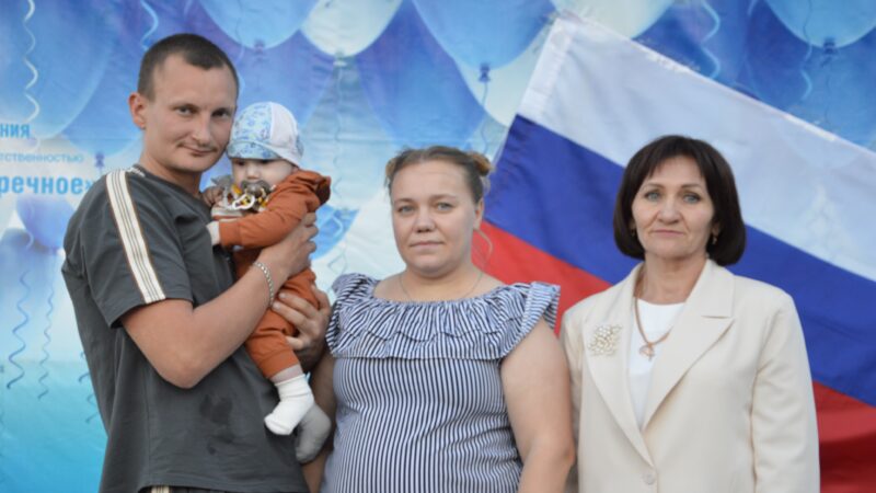 Самый юный житель Бородинска принимал подарок в День села
