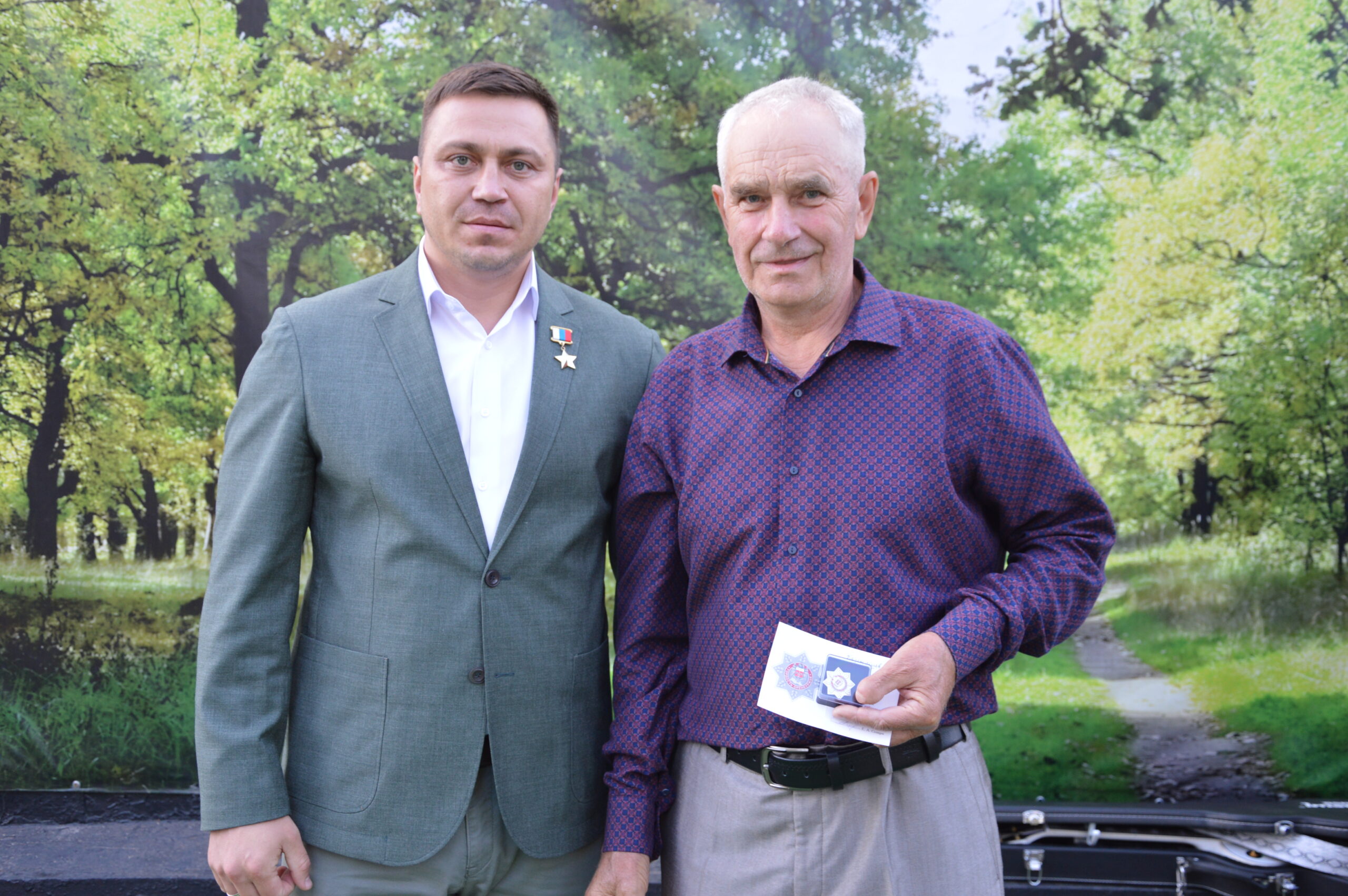 Александр Виселков вручил почетные знаки «Гордость Оренбуржья» кинделинцам