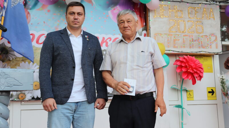 Герой России Александр Виселков вручил восьми степновцам Почетные знаки «Гордость Оренбуржья»
